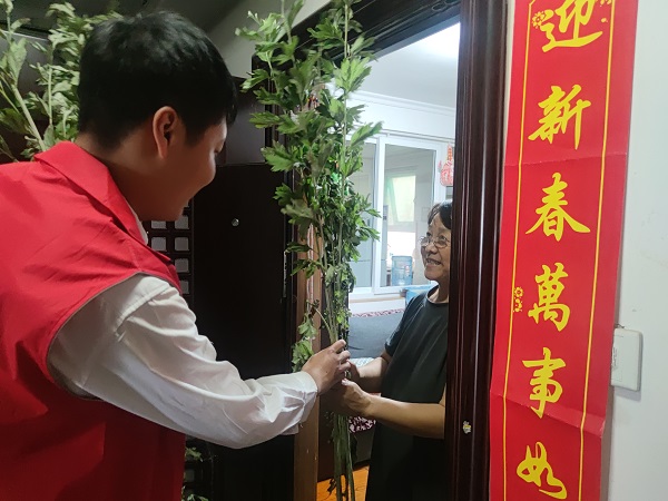 艾葉飄香 濃情端午，三箭物業(yè)開展送艾草活動